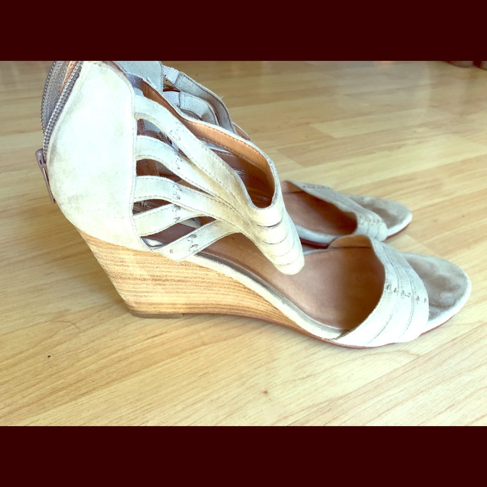 Like new halogen sandal wedge